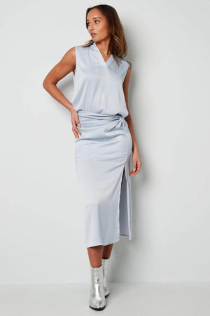 Bluza fara maneci cu decolteu in V-5