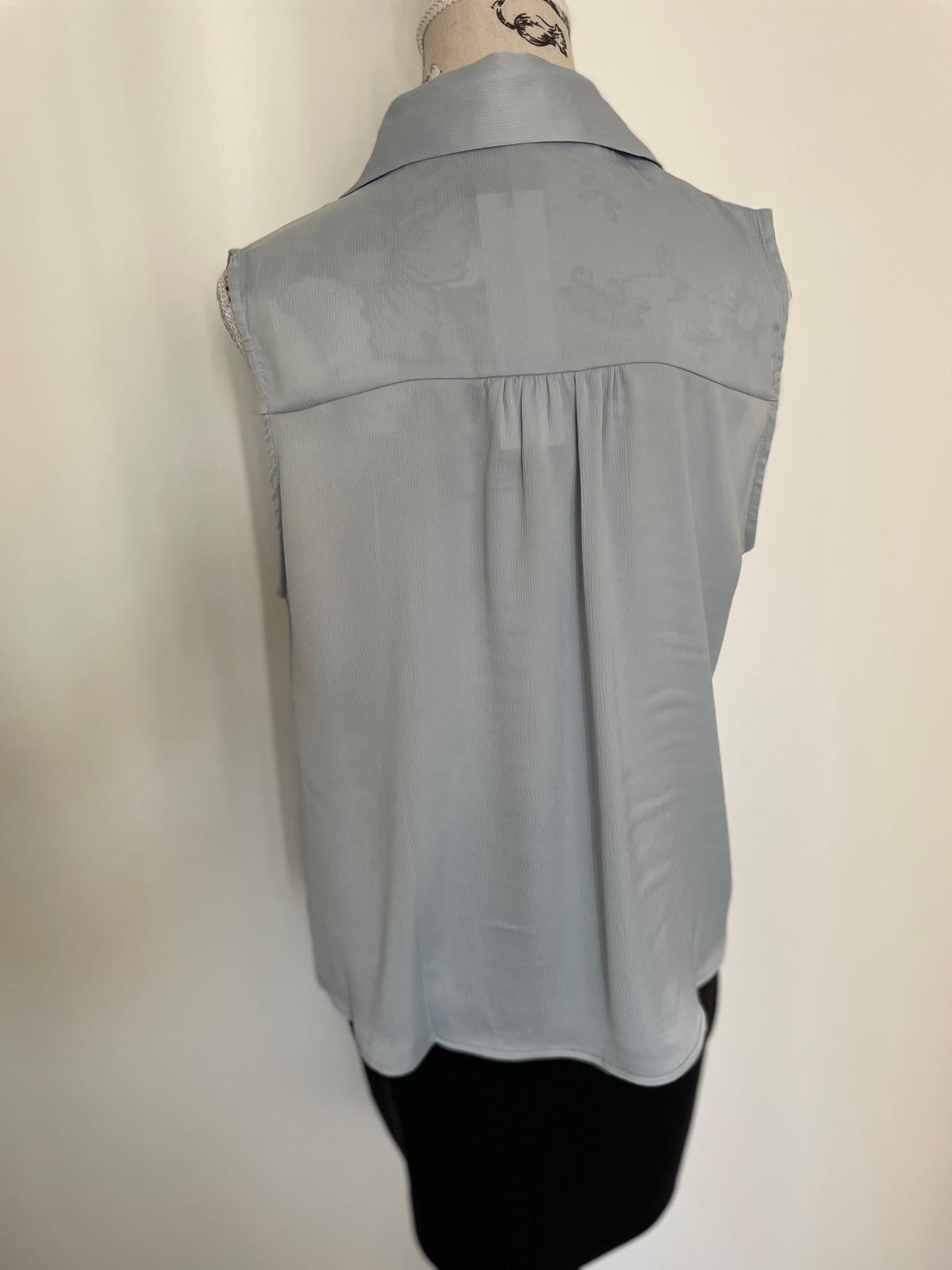 Bluza fara maneci cu decolteu in V-3